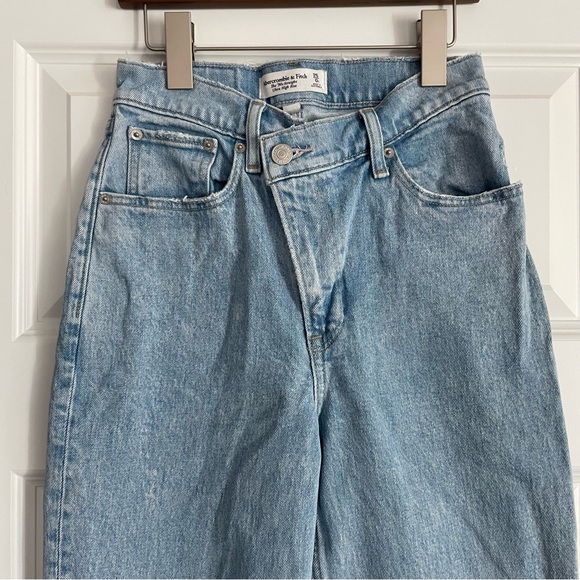 Abercrombie The 90s Straight Ultra High Rise Light Wash Jeans Curve Love Size 0R - Picture 4 of 9